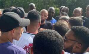 Mas já? Após maus resultados, organizada do Fluminense protesta no CT: 