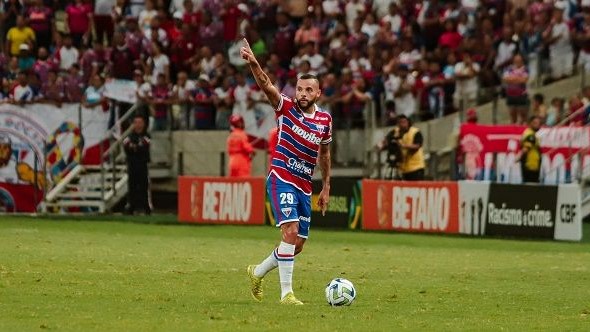 Atacante do Fortaleza recebe alta de hospital após choque em jogo com Bahia