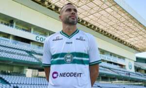 Coritiba anuncia volante Fransérgio, que volta ao Brasil após 10 anos
