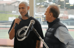 Richarlison visita crianças em hospital de tratamento do câncer no interior de São Paulo