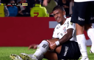 Paulinho sofre nova ruptura no ligamento cruzado e pode não atuar mais em 2023