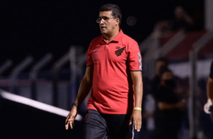 Athletico-PR terá Wesley Carvalho como técnico interino e Juca Antonello de auxiliar
