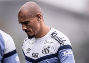 Maicon rescinde com Santos e Vasco deve anunciar zagueiro em breve