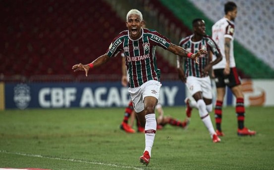 Coritiba negocia empréstimo de John Kennedy, do Fluminense