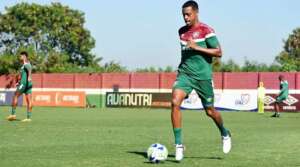 Keno volta a treinar no Fluminense e fica próximo de retorno