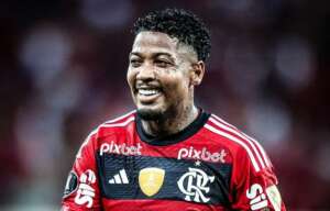 Marinho confirma saída do Flamengo e pede desculpas à torcida: 'Atitude imatura e infantil'