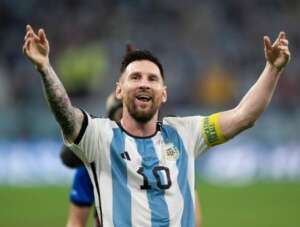 Messi volta a Pequim 15 anos após o ouro olímpico para amistosos com Argentina e é ovacionado