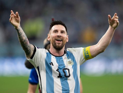 Messi volta a Pequim 15 anos após o ouro olímpico para amistosos com Argentina e é ovacionado