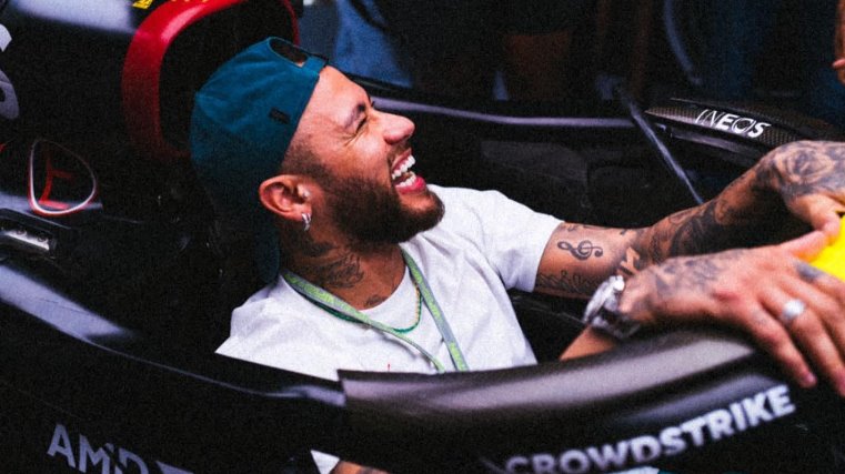 Neymar viaja para Barcelona, encontra Lewis Hamilton e entra em carro de F-1