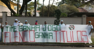 Organizada do Palmeiras protesta contra Leila Pereira: 'Vendeu o Scarpa pra comprar um avião'