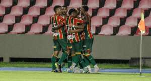 Sampaio Corrêa 2 x 0 Londrina - Bolívia Querida se reabilita e aprofunda crise no Tubarão