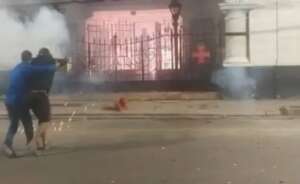 Torcedores do Vasco tentam invadir São Januário e atiram fogos contra portão