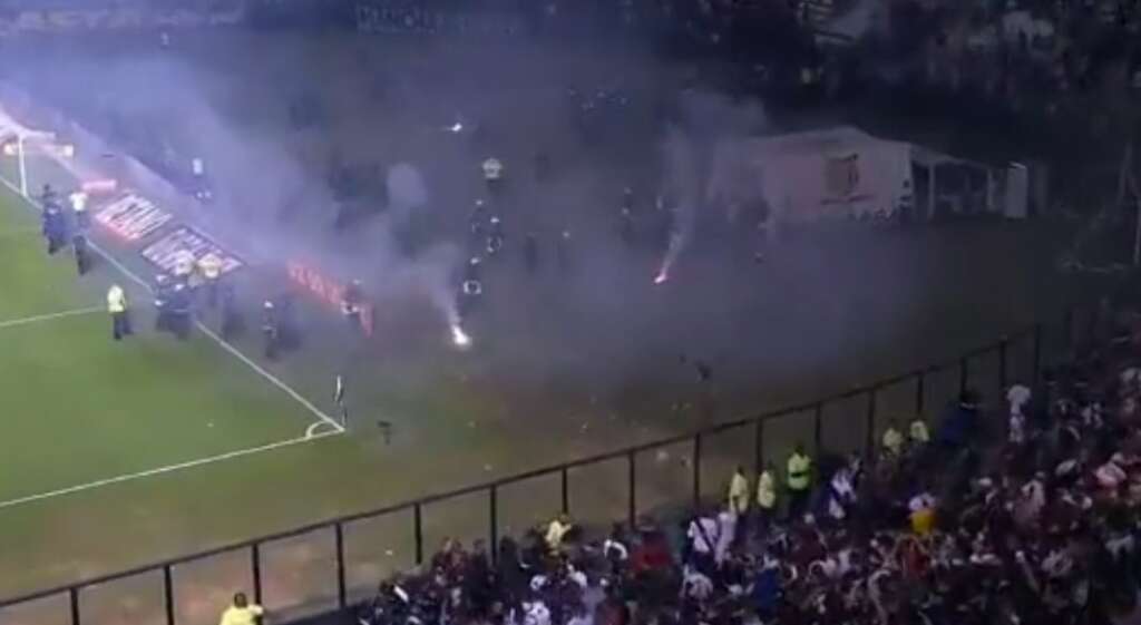 Torcida do Vasco joga sinalizadores, pede saída de Barbieri e PM precisa agir. Vídeo!