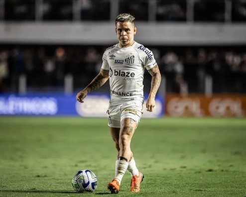 Rafael Navarro of Palmeiras competes for the ball with Claudinho