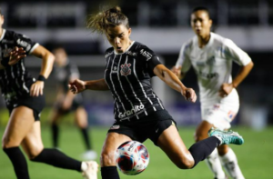 Tamires, capitã do Corinthians, se desculpa após usar chuteira verde em jogo com Santos