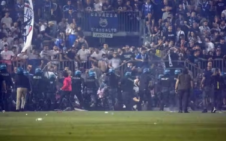 Torcida de time italiano invade campo e queima carro de jogador após rebaixamento