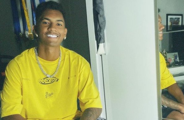 Ex-jogador da base de Flamengo e Botafogo diz ter sido vítima de racismo em loja no Rio