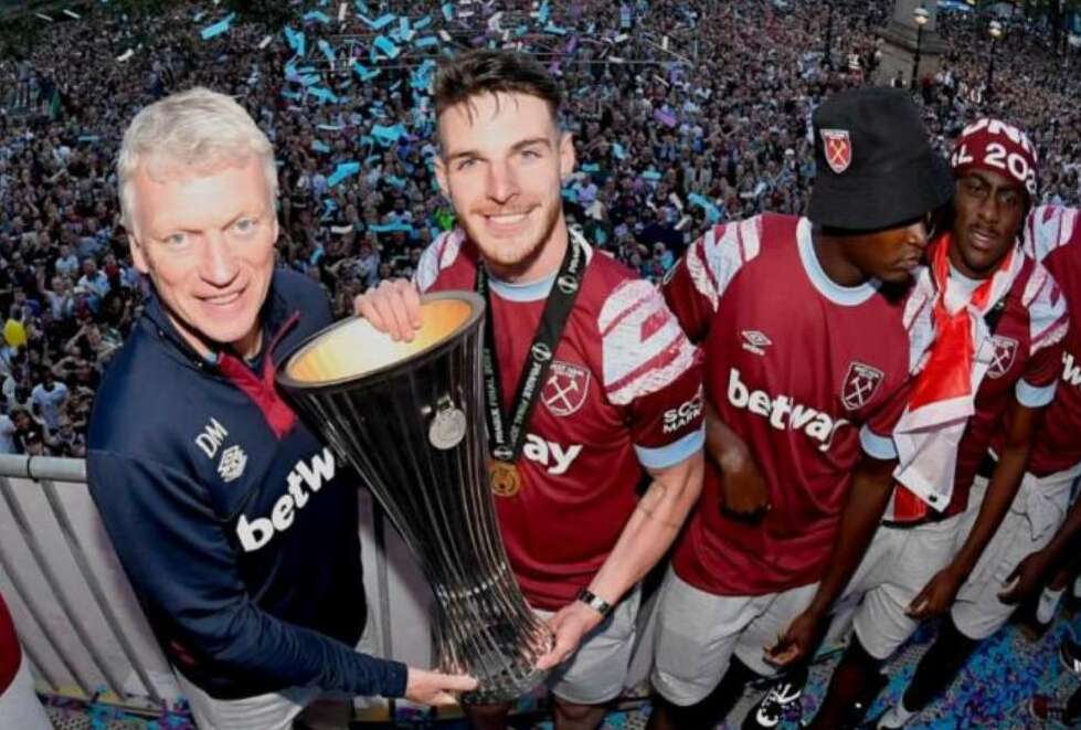 Com festa de Paquetá e Palmieri em estádio lotado, West Ham celebra título