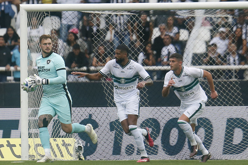 Técnico do Coritiba questiona atuação do VAR em derrota para o Botafogo (Foto:Vítor Silva/Botafogo)