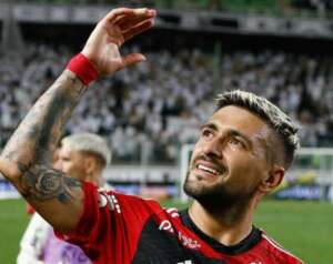 Atacante do Flamengo leva soco na boca de preparador físico
