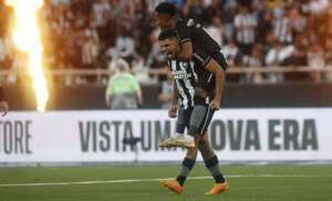 Botafogo 2 x 0 Vasco - Fogão vence Clássico da Amizade e mantém vantagem na liderança