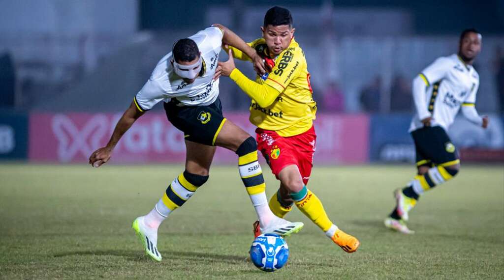 Brusque 0 x 0 São Bernardo - Empate tira o Brusque da liderança e o São Bernardo do G8 2 Brusque Sao Bernardo Leo Piva BFC