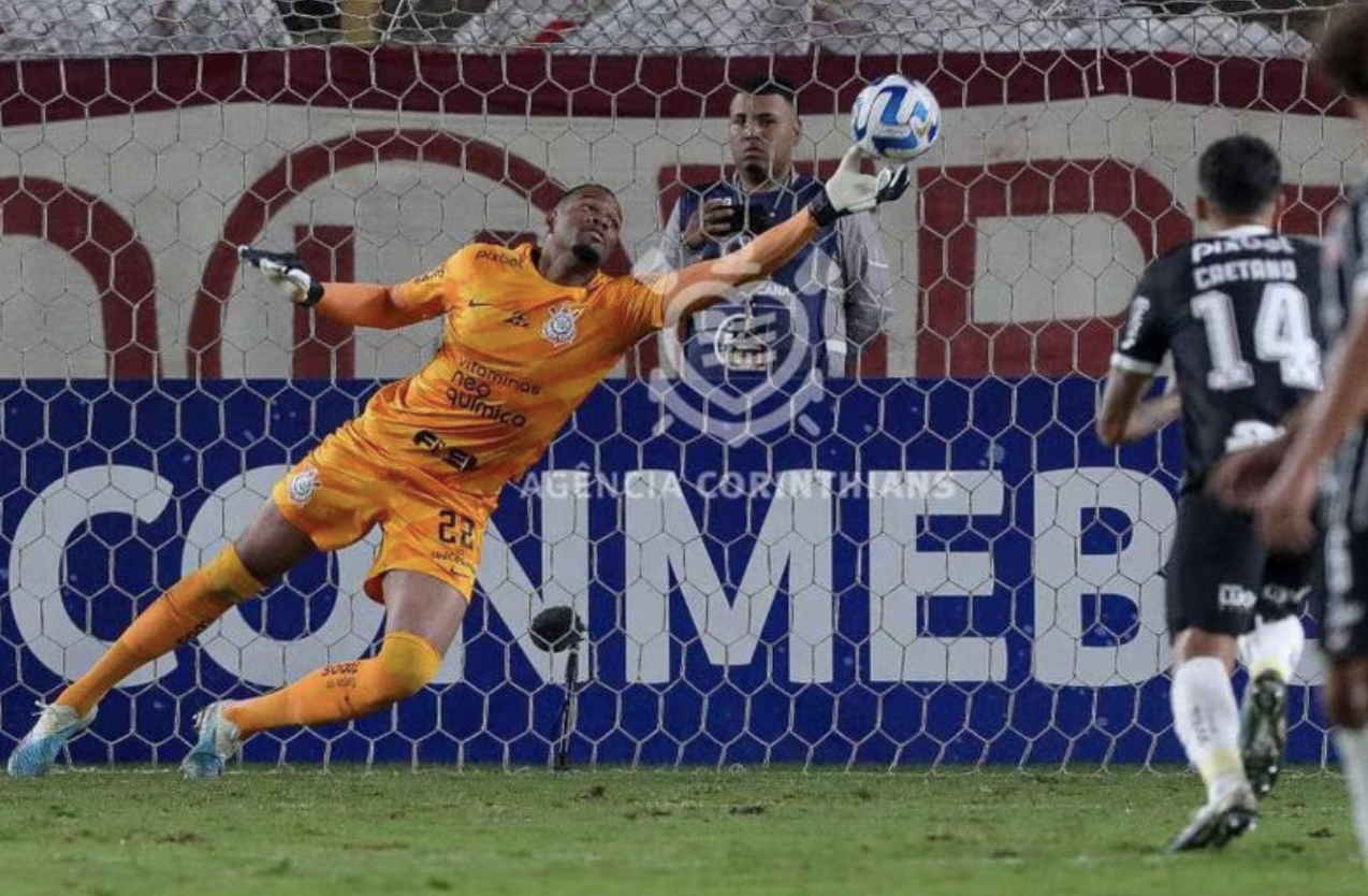 Carlos Miguel é destaque na Espanha por atuações recentes no gol do Corinthians