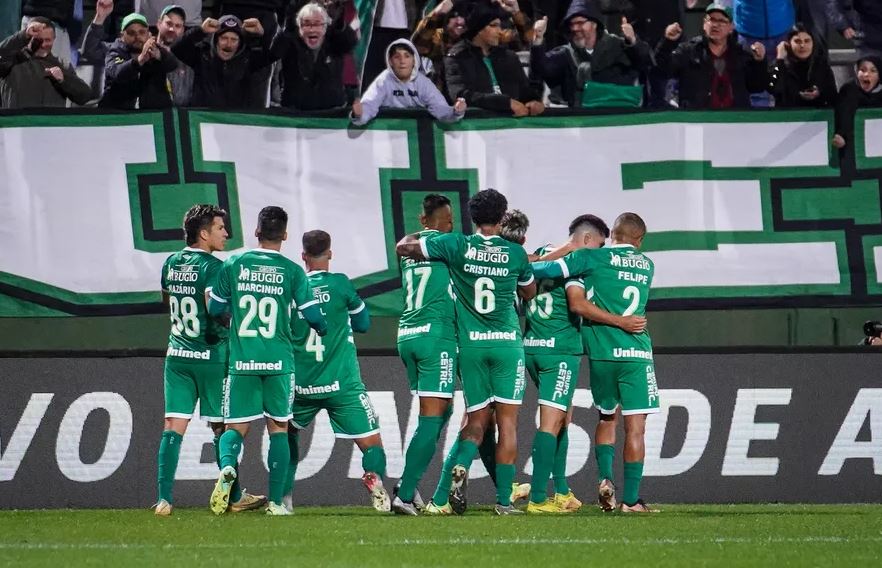 Chapecoense terá mudanças na equipe para enfrentar o Vitória (Foto: Tiago Meneghini/ACF)