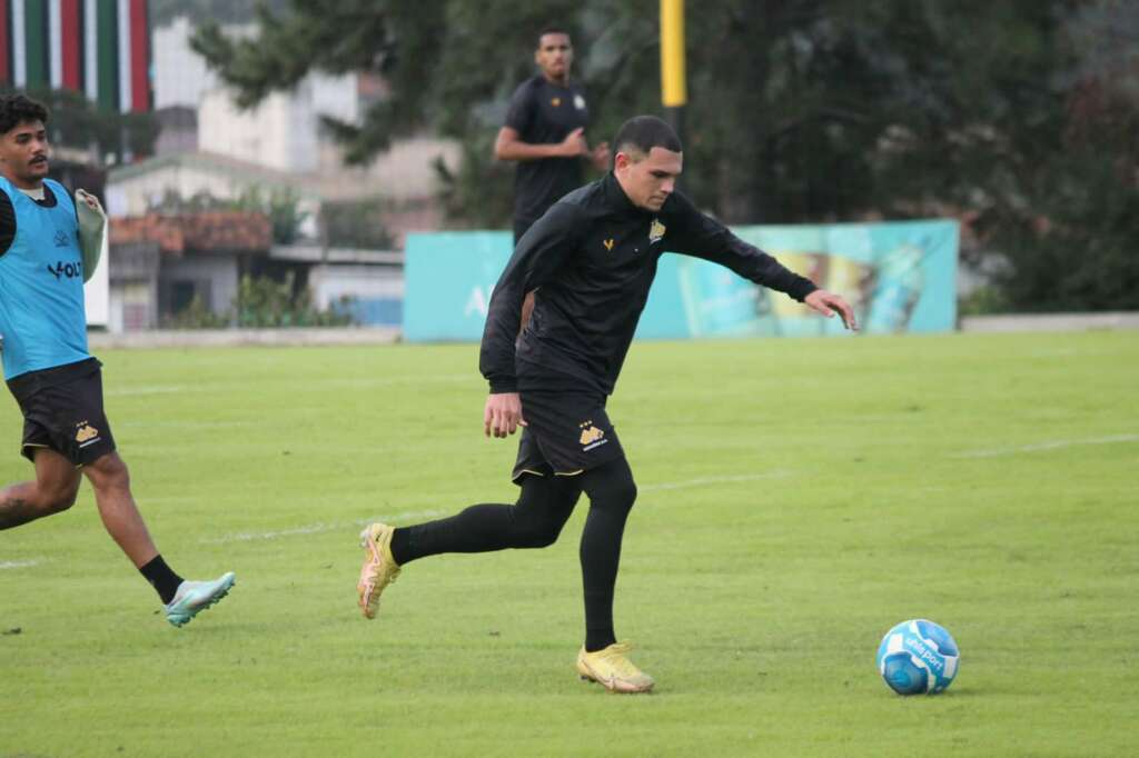 Série B: Tencati admite que recebeu sondagens, mas foca no Criciúma; volante não preocupa