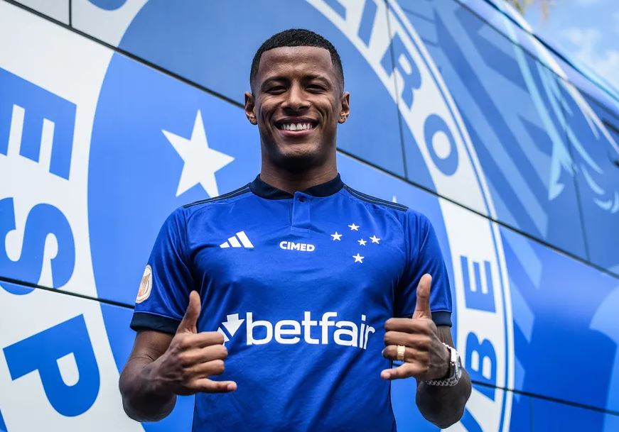 Arthur Gomes celebra acerto com o Cruzeiro (Foto: Gustavo Aleixo/Cruzeiro)