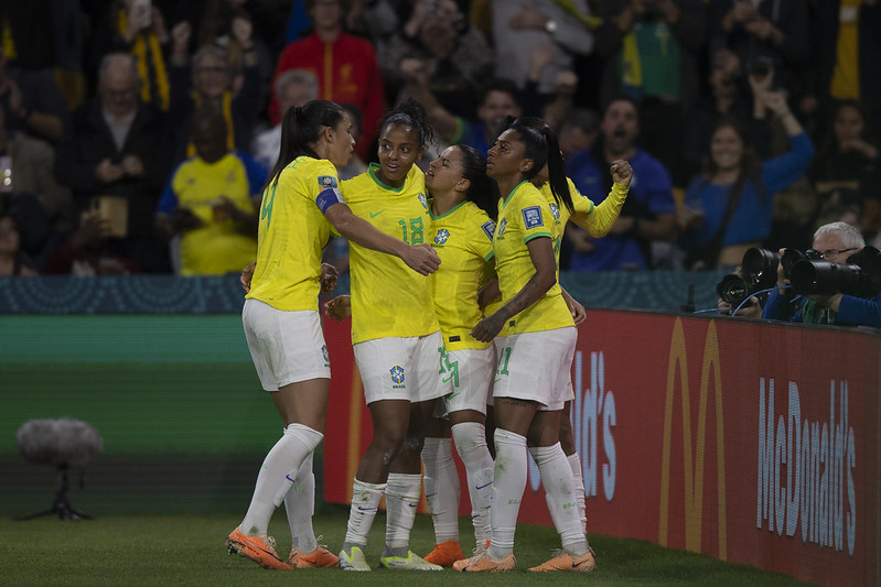 Debinha empatou o jogo para o Brasil