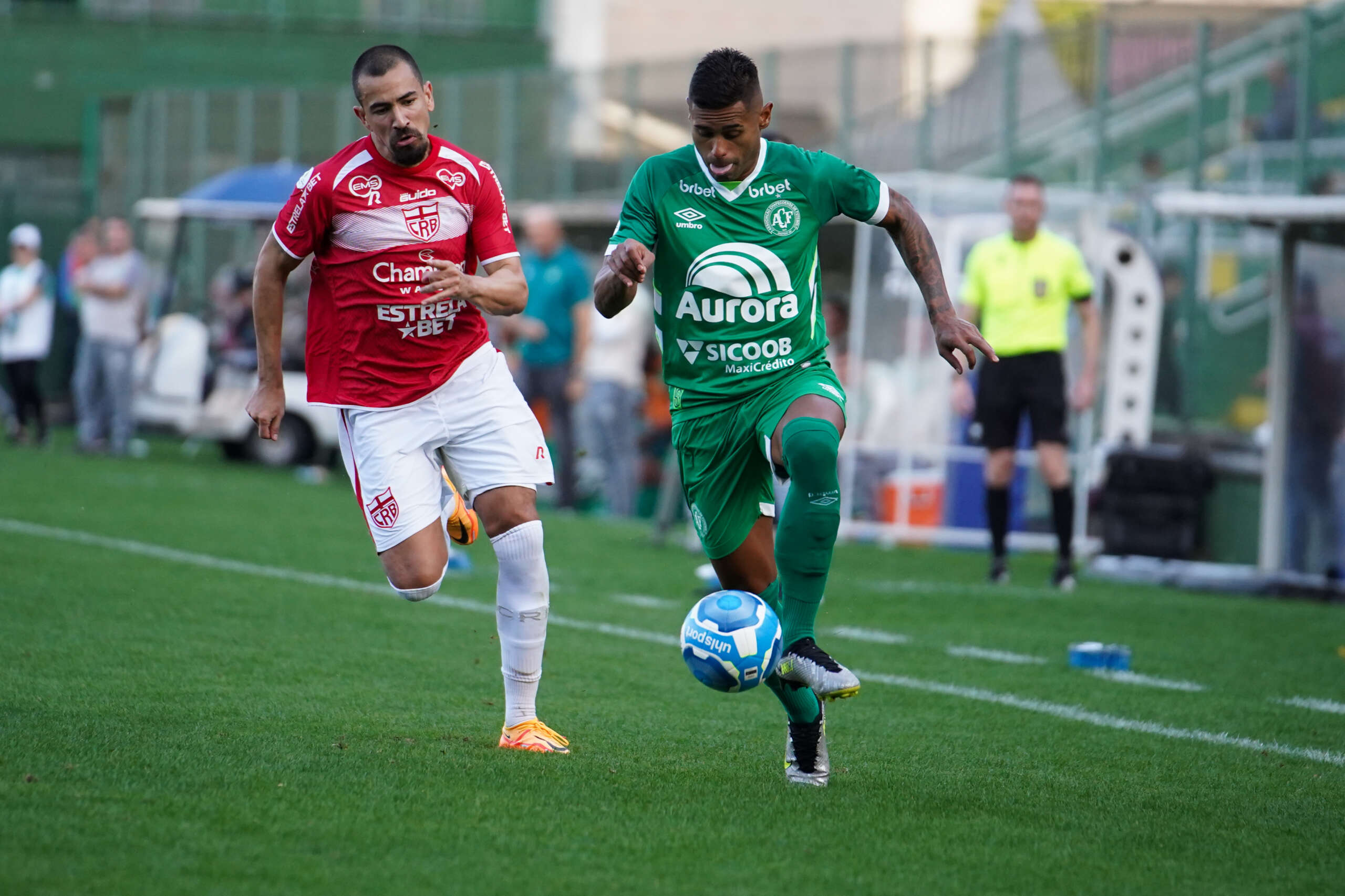 Clubes estão em busca de uma sequência positiva na Série B (Foto: Tiago Meneghini | ACF)