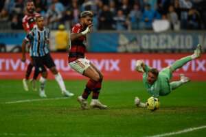 Gabigol liga e agradece narrador por ser chamado de 'gostoso'