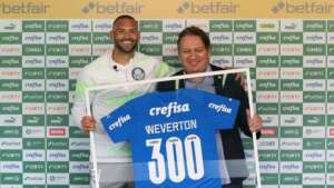 Weverton é homenageado no Palmeiras e confia em fim da má fase: 'Coisas vão voltar ao normal'