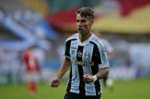 Ferreirinha reconhece chances perdidas do Grêmio e fica na bronca com arbitragem