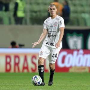 Volante do Corinthians recebe elogios de jornal espanhol: 'Cérebro privilegiado'