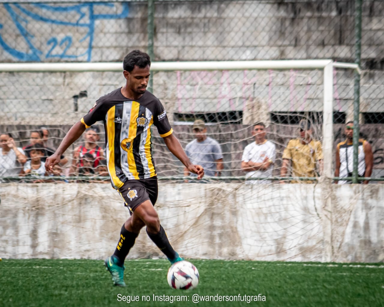 Com passagem pela Portuguesa-SP, zagueiro negocia com clube do Brasileirão