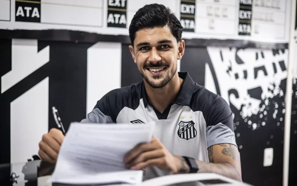 Santos oficializa João Basso e aguarda por Juan Vargas para ter nova defesa no Brasileirão