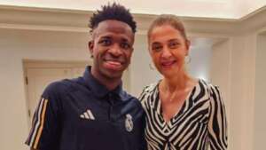 Após torcida do Palmeiras pedir reforços, Leila Pereira posta foto com Vini Jr. nos EUA