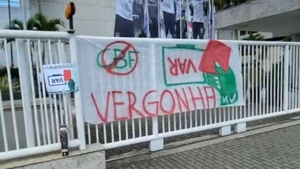 Torcida do Palmeiras vai à sede da CBF e protesta contra a entidade; Semene é o principal alvo