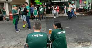 Entorno do Allianz Parque tem cerveja em copos de plástico e cerco a ambulantes