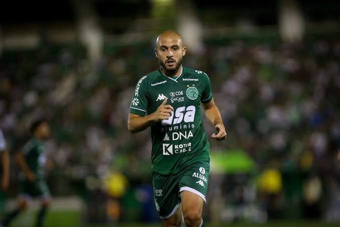 Regis recebe alta e tranquiliza torcida do Guarani