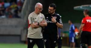 Dorival chama arbitragem de 'vergonhosa' e promete outro São Paulo em Itaquera
