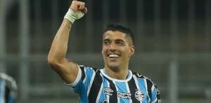 Suárez desiste de ir para Barcelona e opta por tratamento das dores no joelho no Grêmio