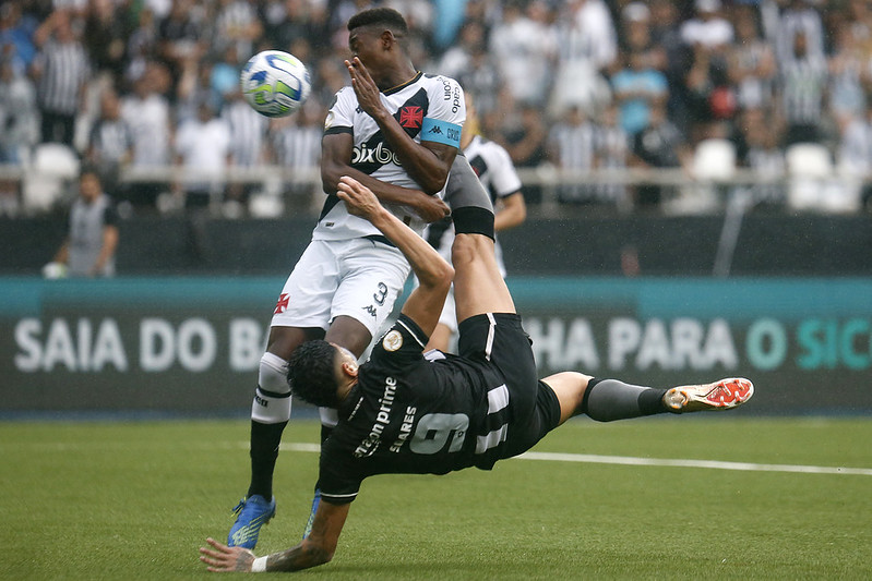 Tiquinho tenta voleio contra o Vasco