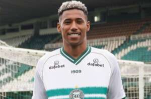 Coritiba 'adia' estreia de reforço em 14 dias por causa da falta de vacinação contra covid-19