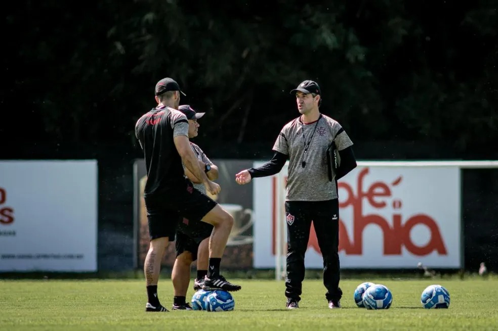 Léo Condé poderá ter reforço importante para o próximo jogo do Vitória (Foto: Divulgação/EC Vitória)