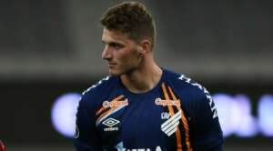 Goleiro Bento, do Athletico, desperta interesse de clube da Liga dos Campeões