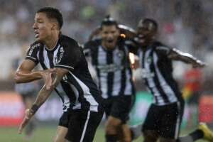 BRASILEIRÃO: Botafogo vence clássico e dispara na liderança; Corinthians com um pé na degola