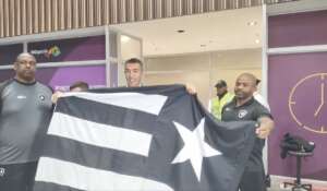 Sob gritos de “vamos ser campeões”, Bruno Lage desembarca no Rio e é recebido por botafoguenses